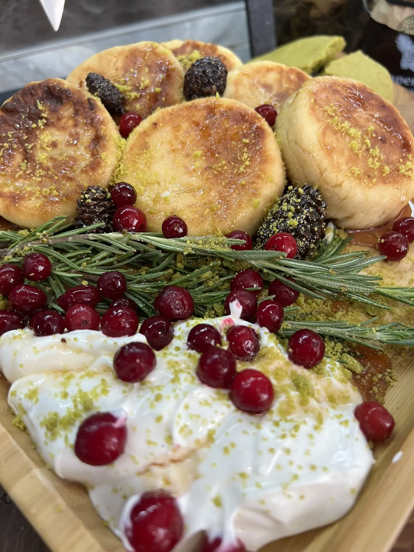 Сырники с клюквой и розмарином/ New Year's cheesecakes with cranberries and rosemary  Представьте: п