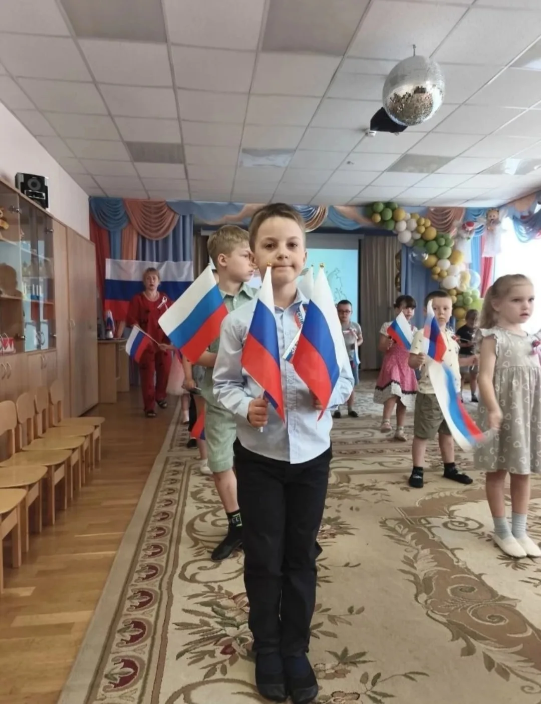 Нам праздники для радости даны,
Мы знаем их немало, самых разных,
Но день России, день родной страны