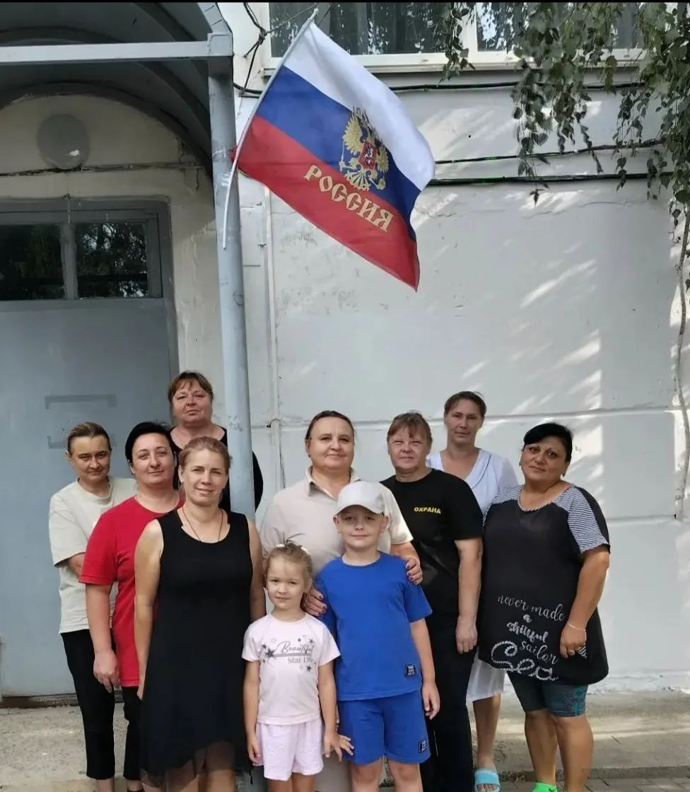 Коллектив детского сада №21 принимают участие в акции "Флаги России"