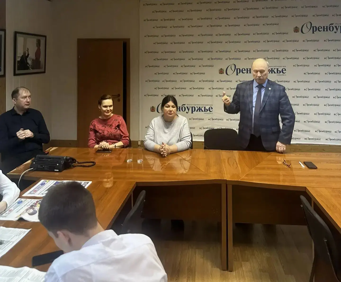 Накануне 35-летнего юбилея газеты "Оренбуржье" студенты ГАПОУ"ОАТК  им.В.Н. Бевзюка" вместе с советн