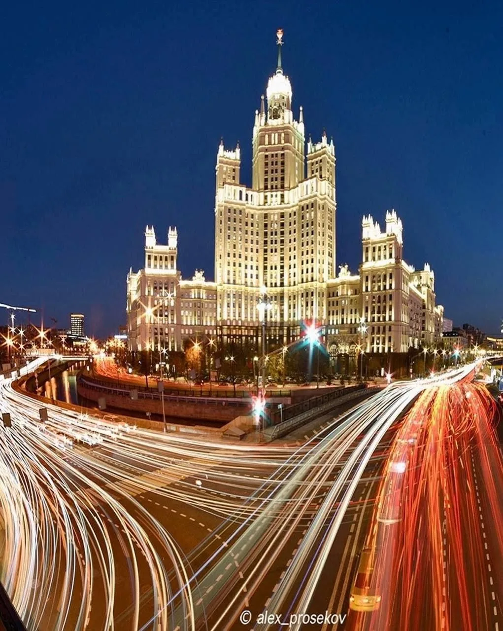 Котельническая набережная вечером выглядит особенно выразительно.