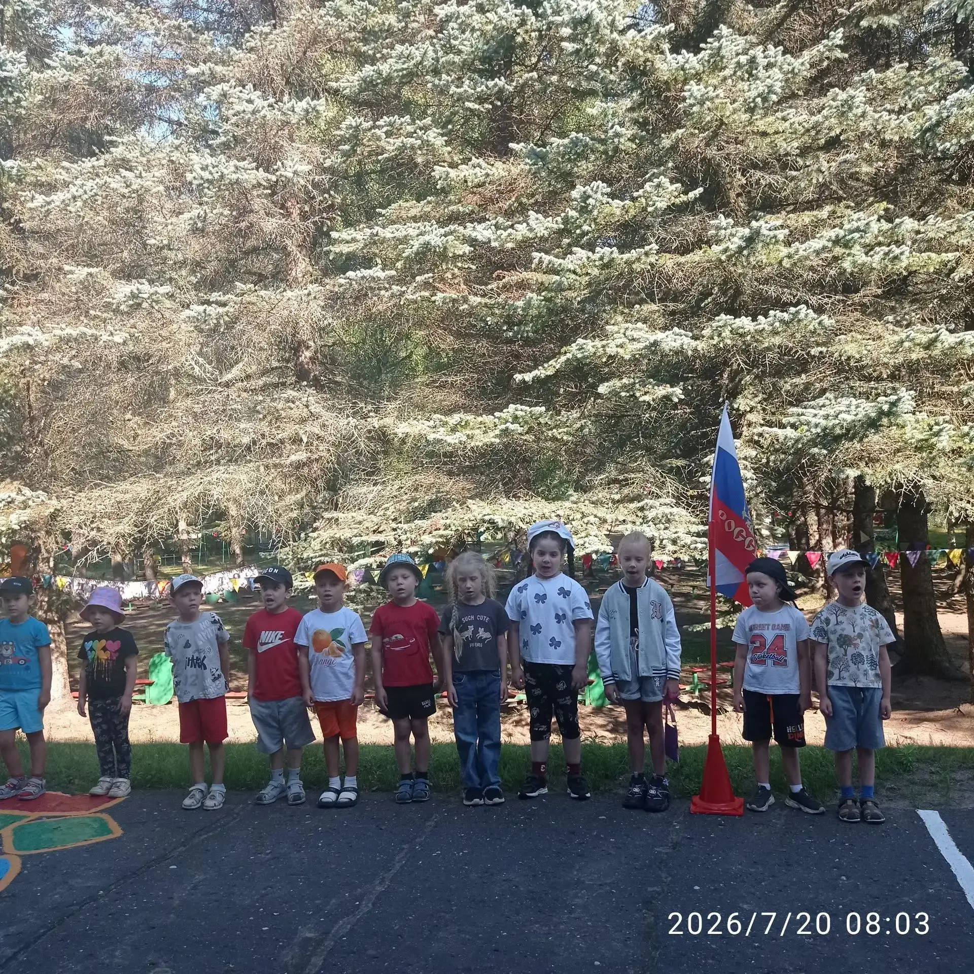 И сново в понедельник, мы исполняем гимн и поднимаем флаг, наши ребята начинают неделю ...