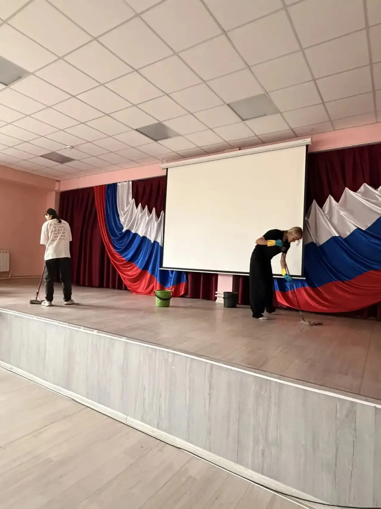 Отряд мэра в деле! Наводим красоту в актовом зале 🛠️🎭

Сегодня наши активисты из «Отряда мэра» раб