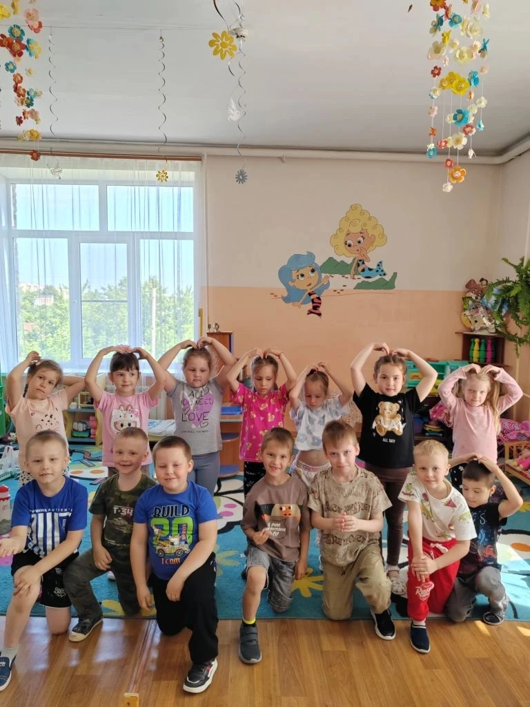 В группе «Дружная семейка» прошел день «По тропинкам добрых дел». С воспитанниками организована сери