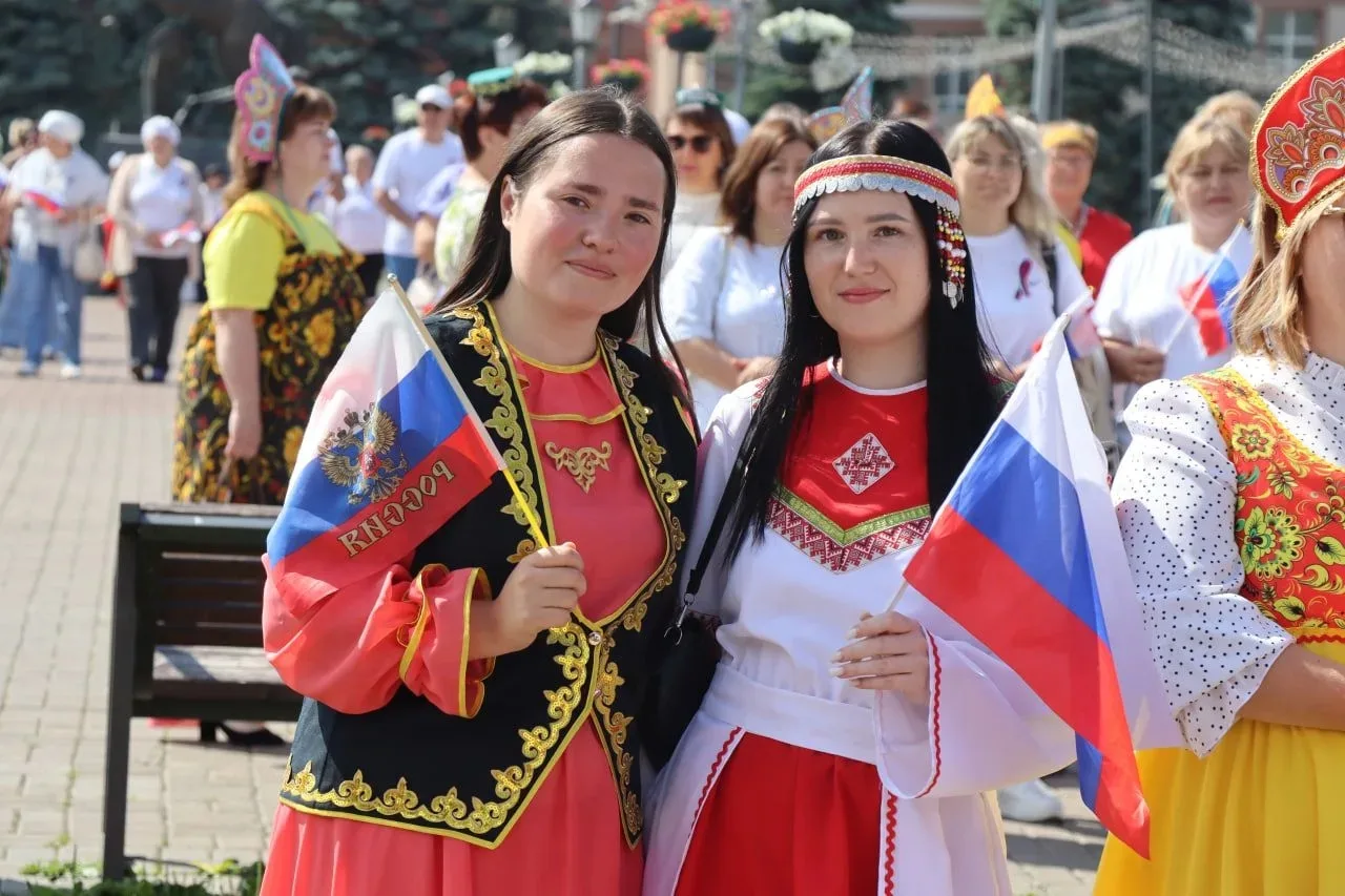 🇷🇺 День России в Нурлате прошёл тепло и душевно — большим хороводом дружбы

На центральной площади