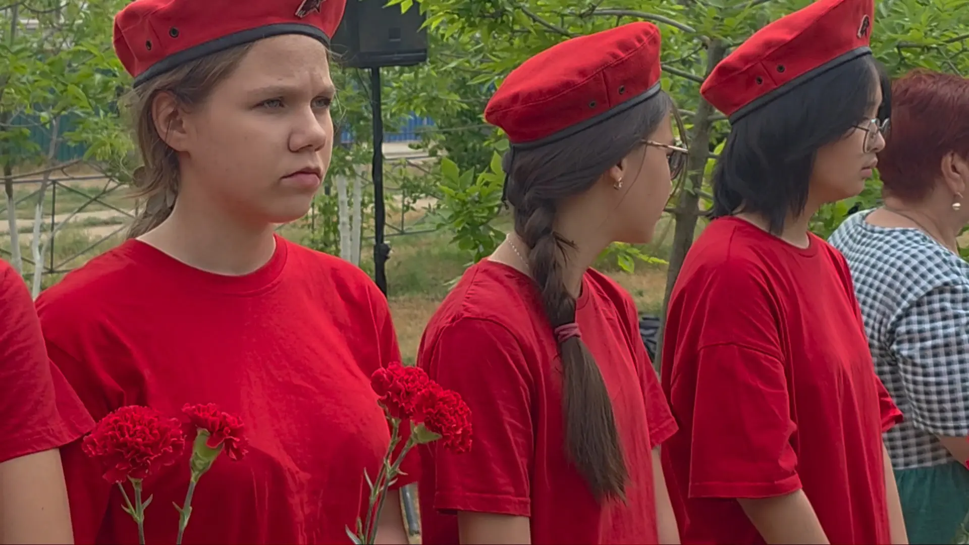 Подвиг, живущий в сердцах   В посёлке Володарский прошёл торжественный митинг, посвящённый 20-летию 