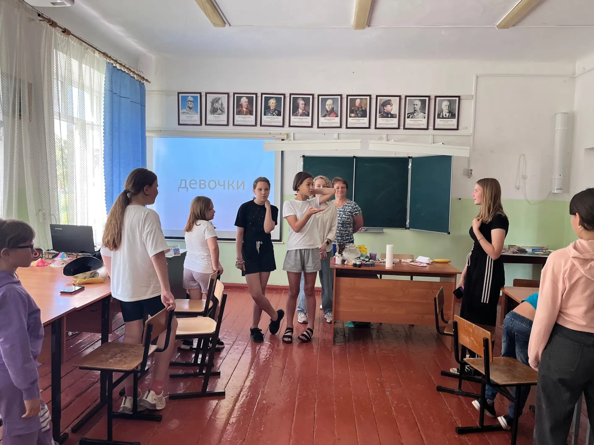 ☀️СЕГОДНЯ В ЛАГЕРЕ — ПЕРВЫЙ ПО-НАСТОЯЩЕМУ ЖАРКИЙ ДЕНЬ!

Сначала играли в «Тайных сыщиков»: дети вста