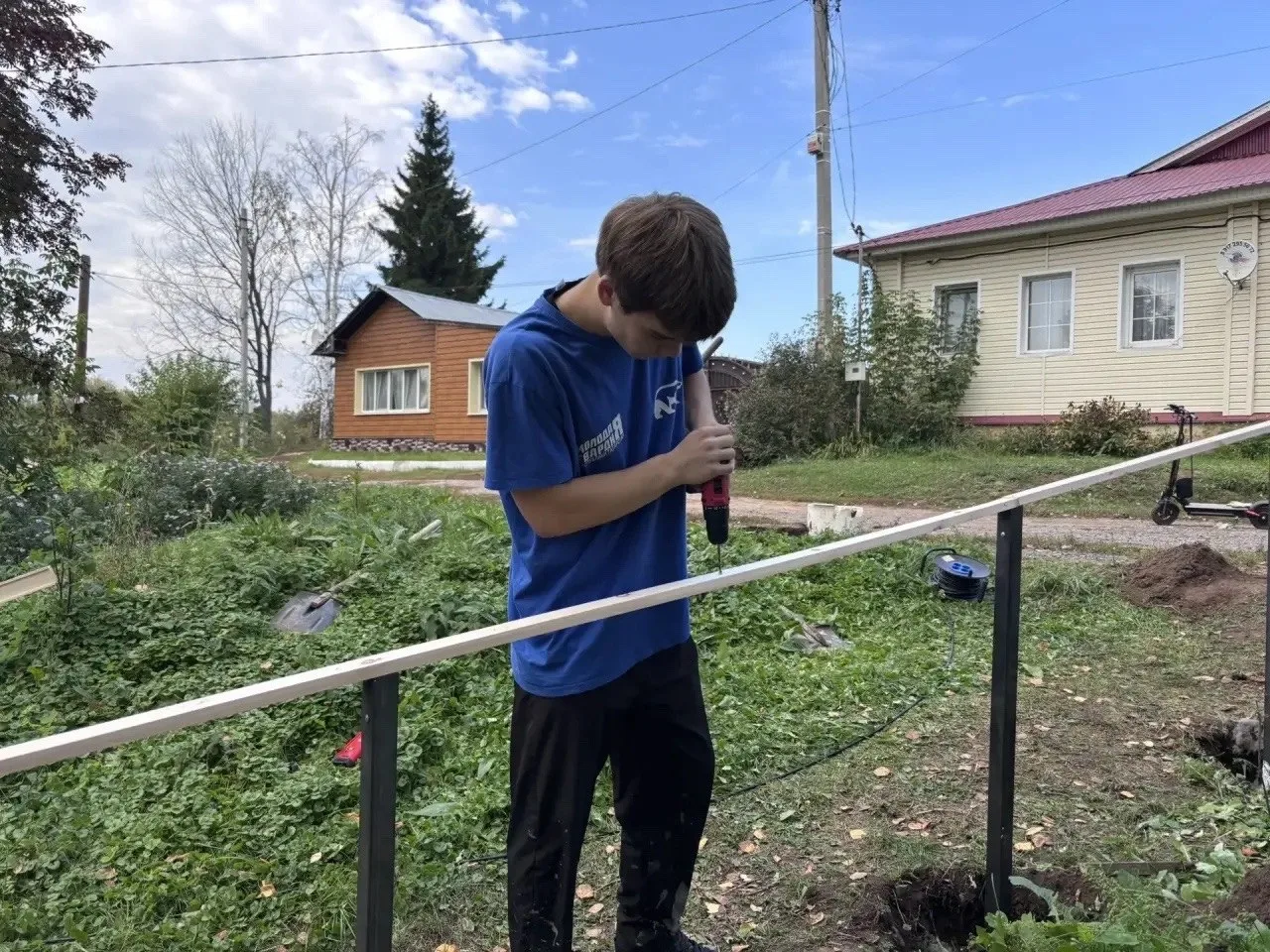 Молодогвардейцы Елабужского политехнического колледжа оказали помощь пенсионерке.