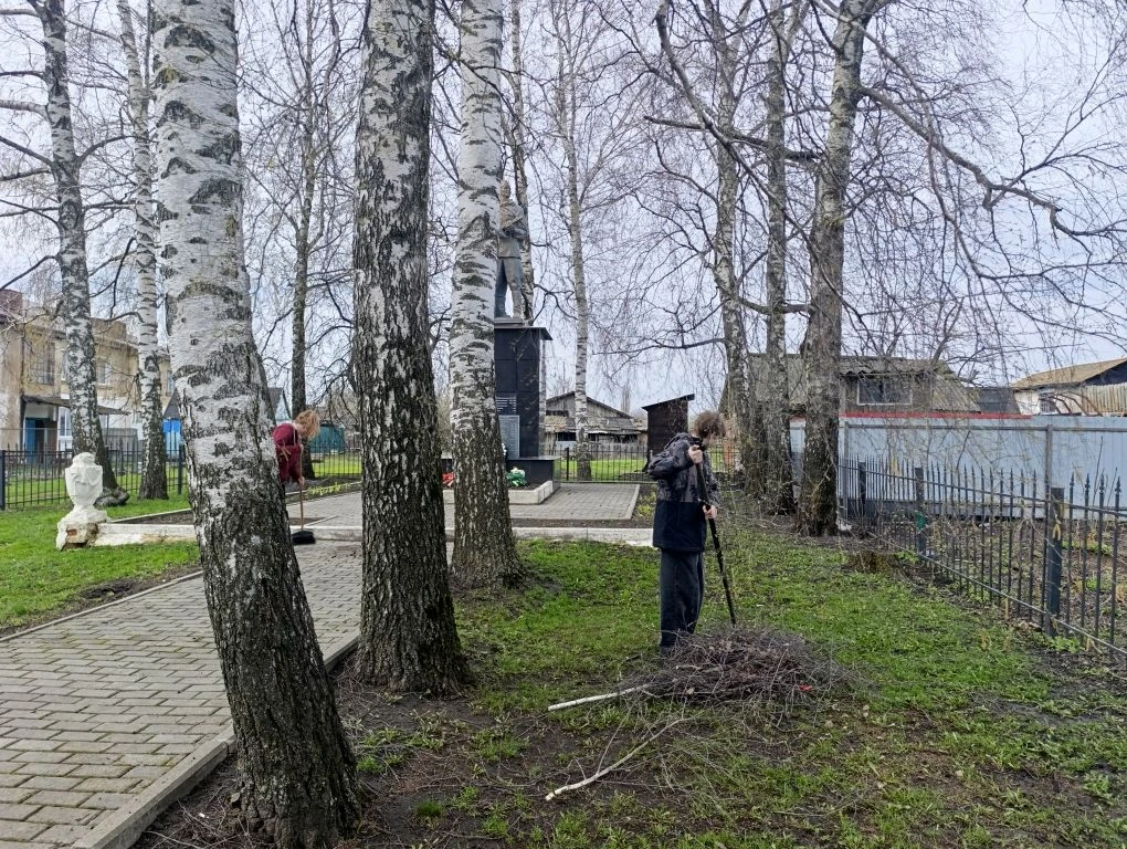 С приходом весны активисты МКОУ "Кучугуровская СОШ" возобновили шефство над местными мемориалами. Ре