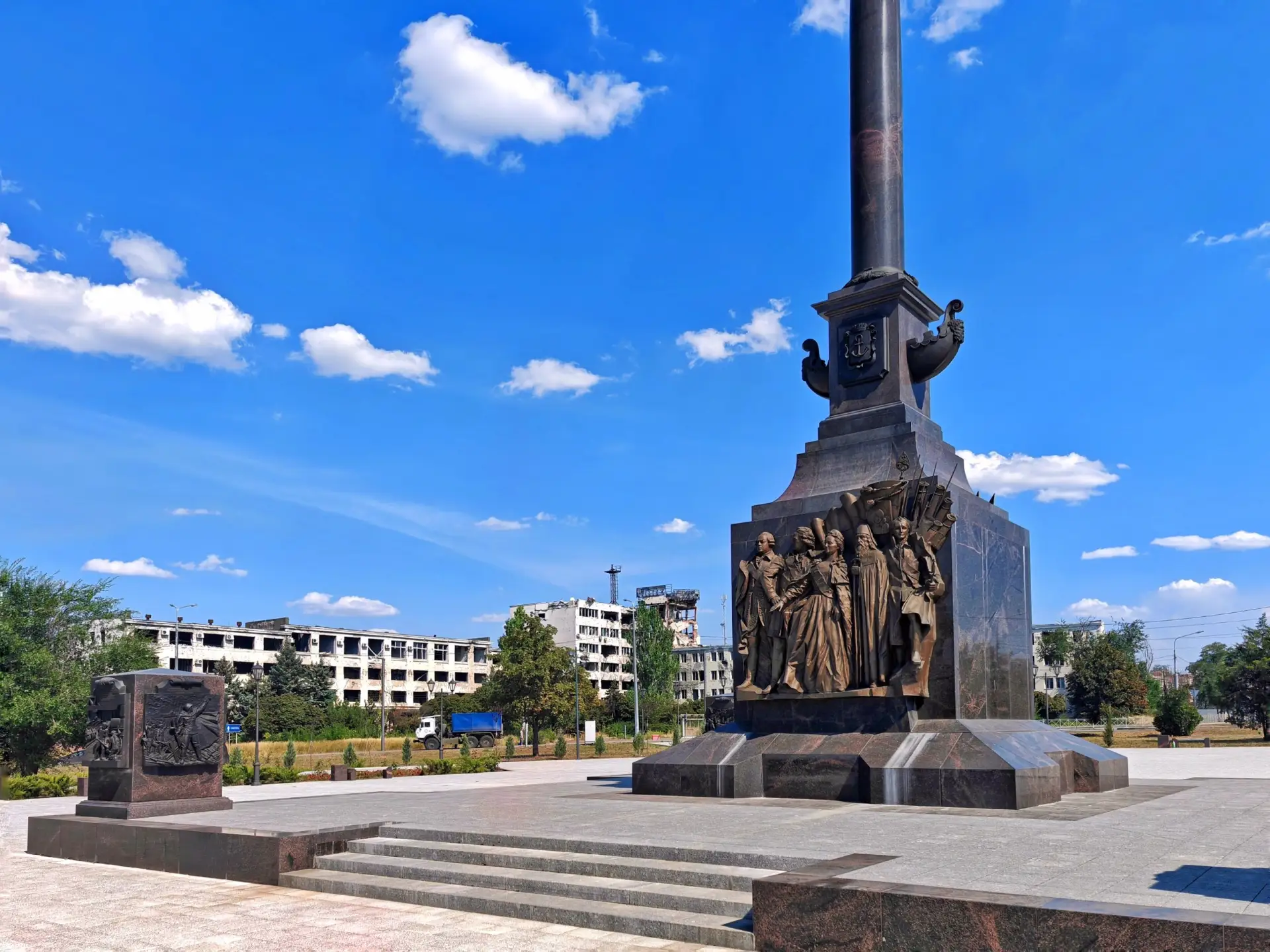 Памятная стела на пр.Ильича ㅤ