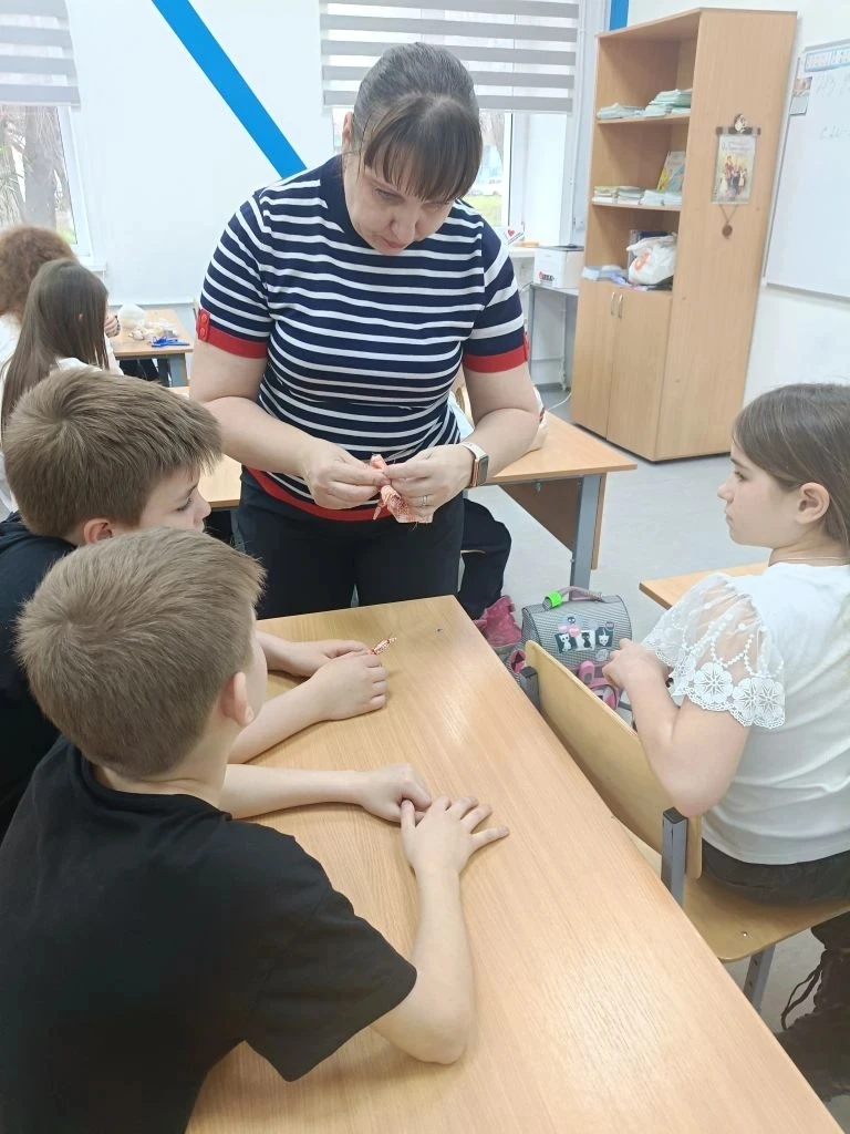 Весну нужно позвать! Именно так и поступили ученики 4 «Г» класса вместе с «Движением Первых». 🗣️🌸  Р
