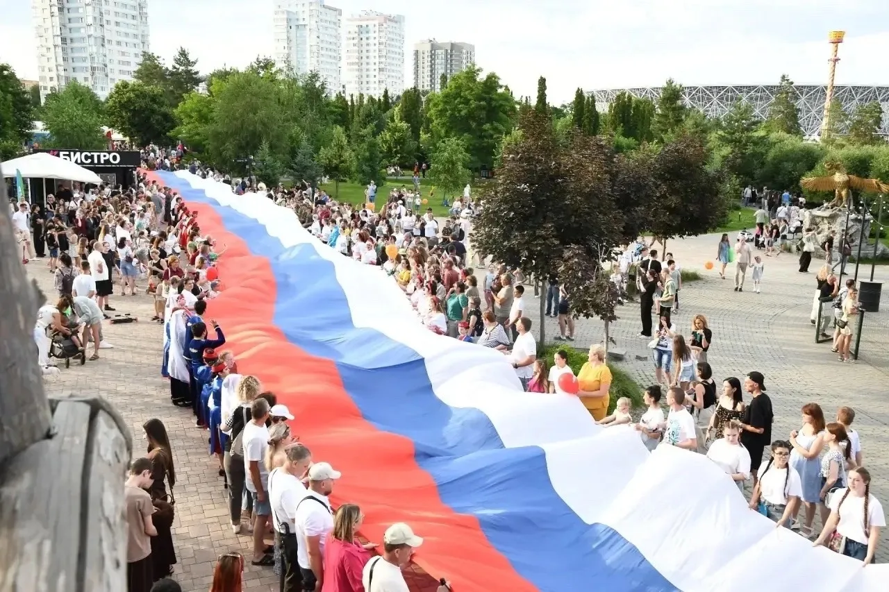 День России в Волгограде отметили парадом национальностей со 100-метровым флагом России и праздничны