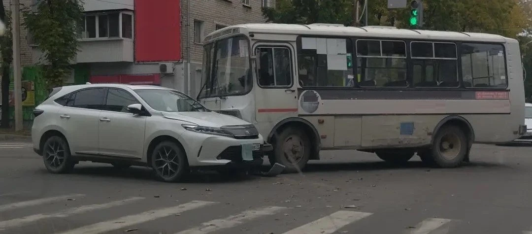 🚨 ДТП на Димитрова: в Биробиджане столкнулись легковушка и автобус.
