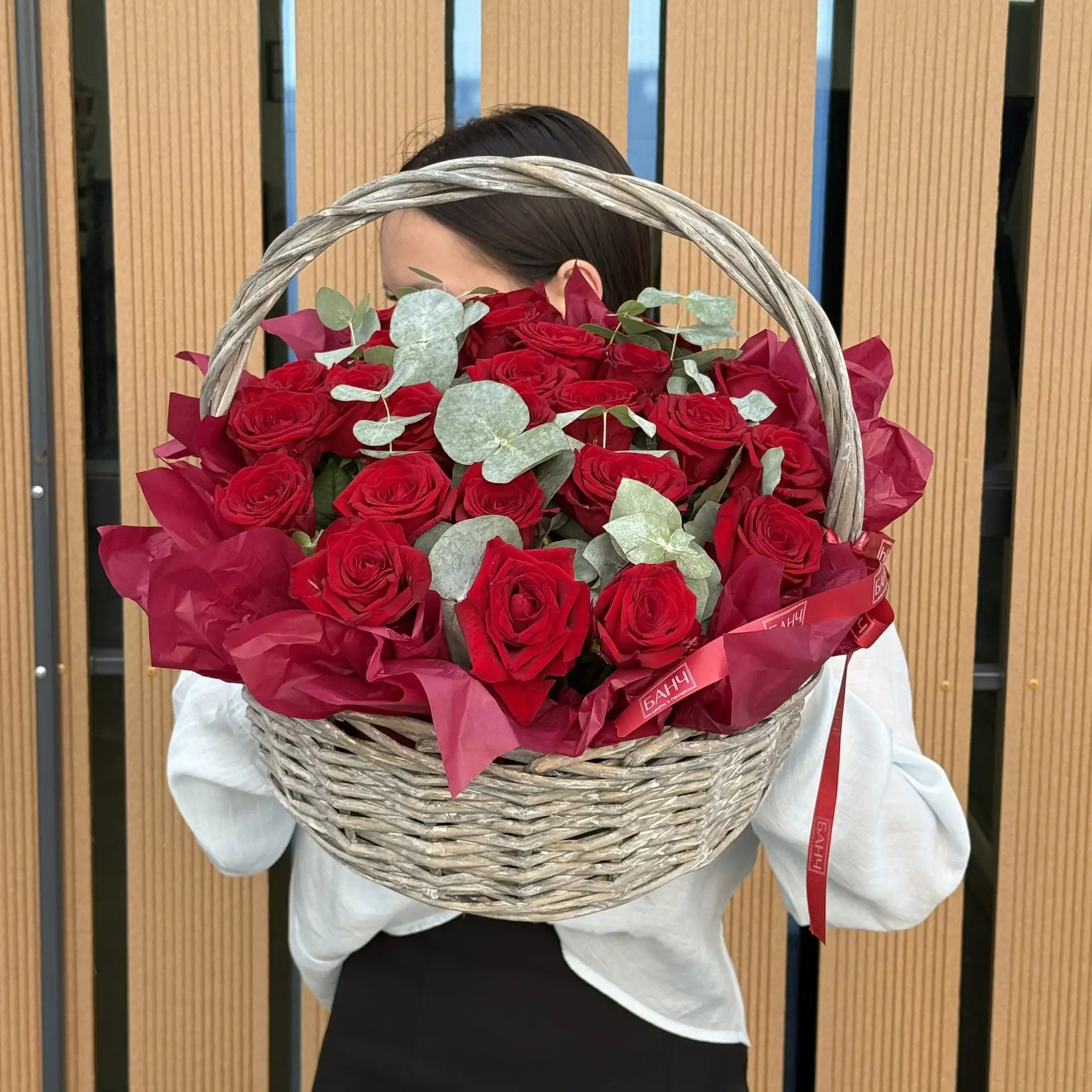 ✨ Утонченность в каждой детали. Классика, которая никогда не выйдет из моды: пышные красные розы в с