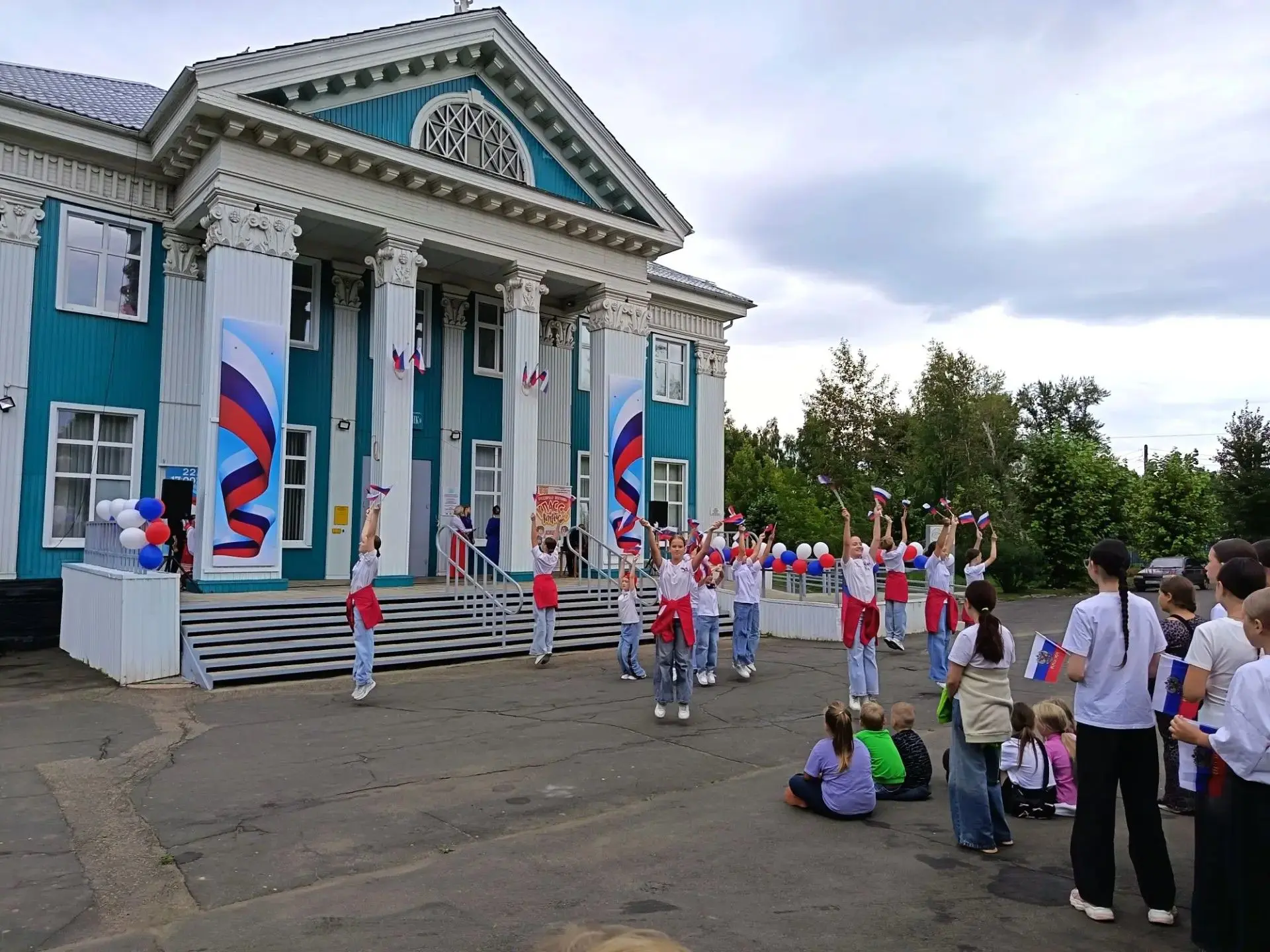 Небольшой фотоотчет с акции "День Российского флага" на площади КДЦ "Современник" 🇷🇺
