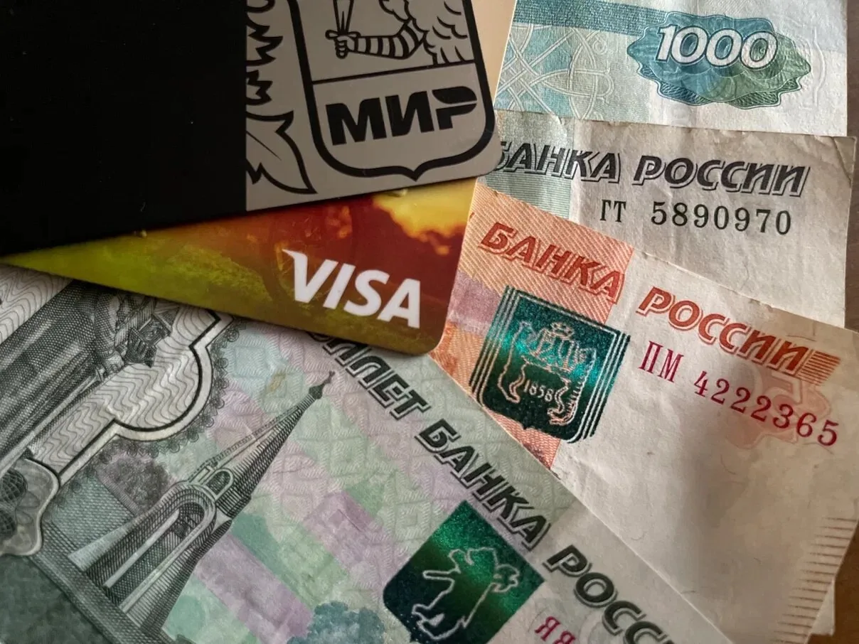 С какими купюрами могут отказать в магазине

Небольшие потёртости, надрывы, проколы и оторванные уго