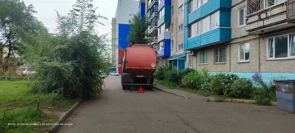 📰 В Комсомольске-на-Амуре коммунальный КамАЗ сбил пешехода во дворе дома на Магистраль...