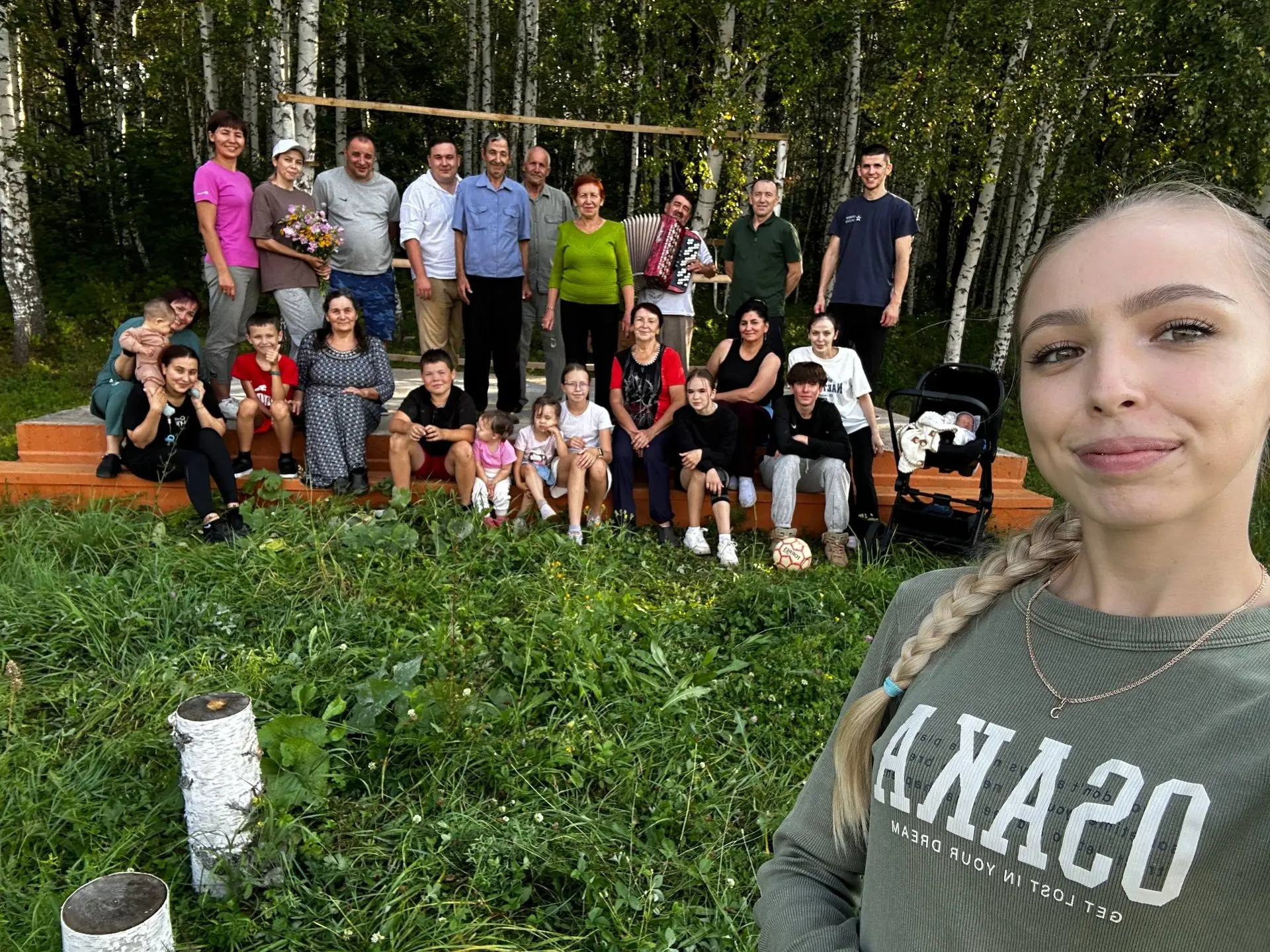Вот такой большой компанией гуляли в среду в деревне 🤪