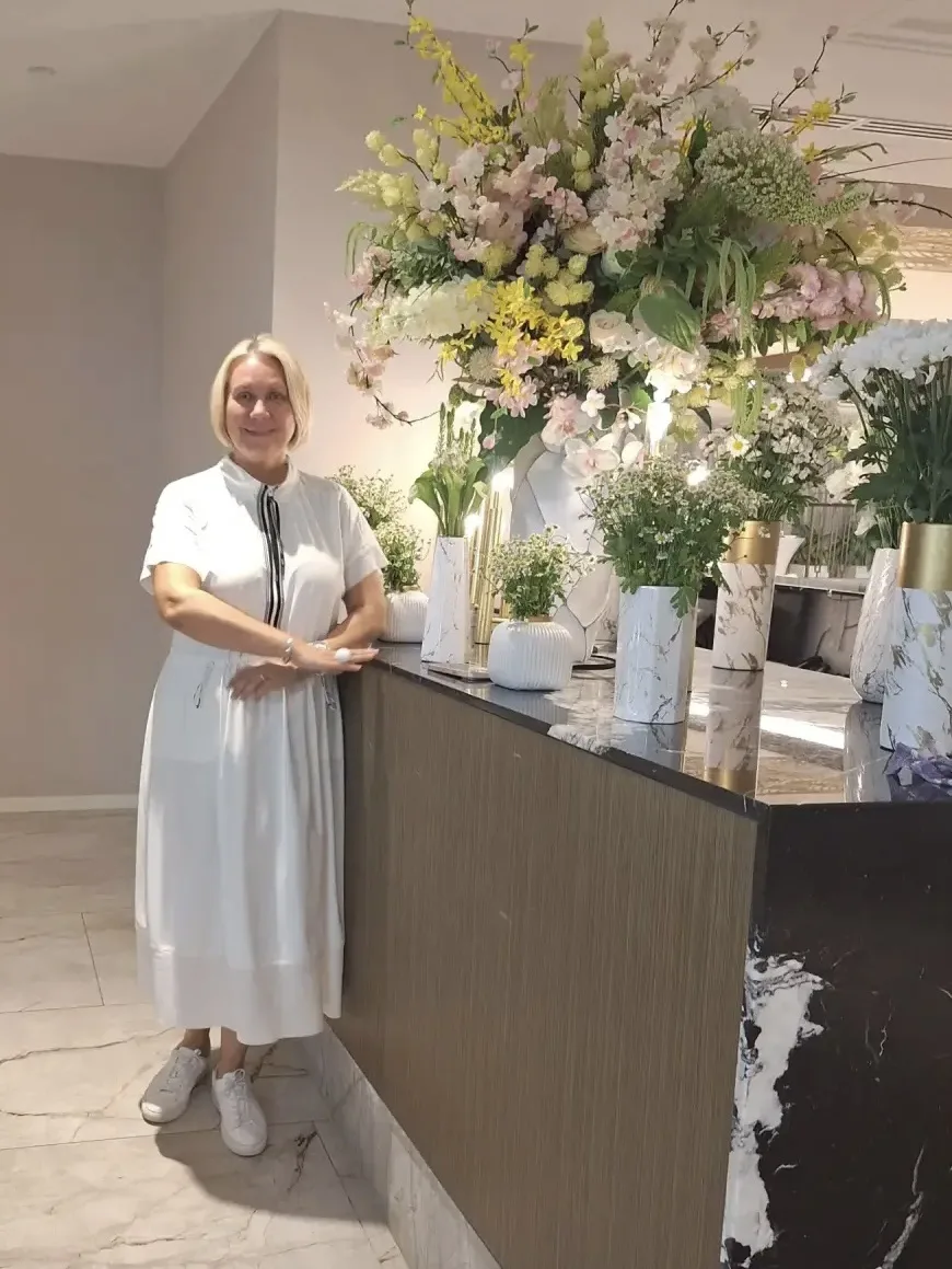 А эта необыковенная композиция из живых цветов радует нас в отеле.🌸😊