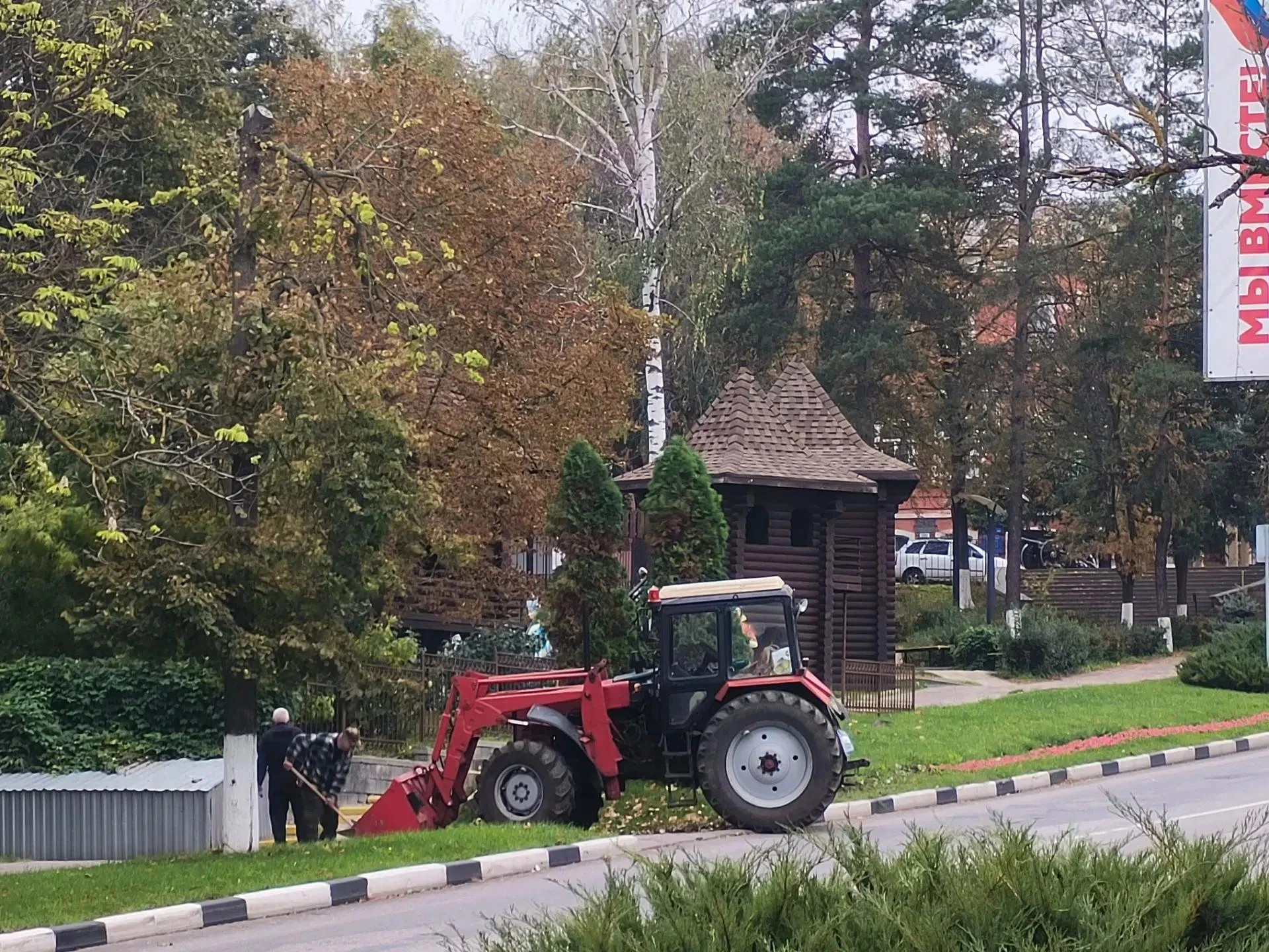 По Дорошенко, рядом со входом в детский городок, идёт ремонт ступенек. По пути по этому...