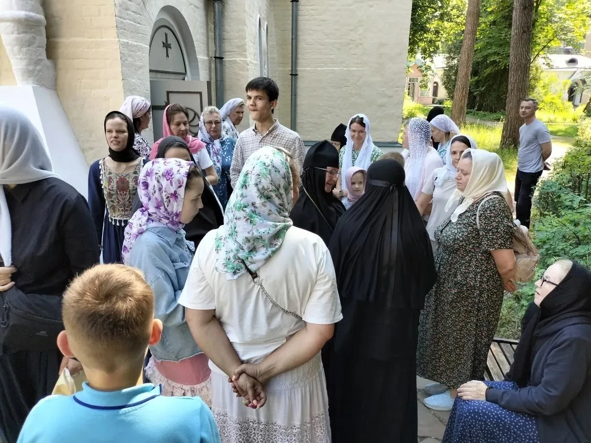 Педагоги и воспитанники воскресной школы Казанского монастыря совершили паломничество в Серафимо-Зна