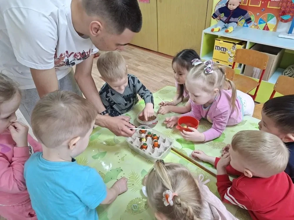 🌧️Пока на улице идет дождь мы сажаем огород 🧑‍🌾прямо в группе