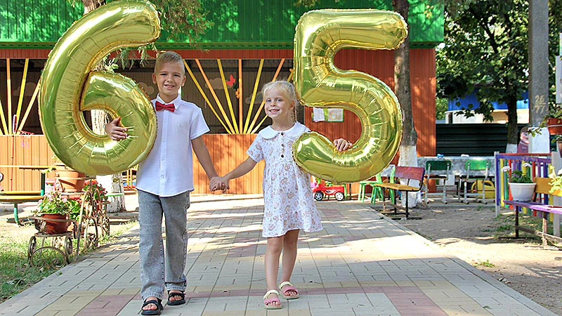 Курганинску – 65 лет. Шестилетний Миша Клюка и пятилетняя Даша Юрова любят город и детс...