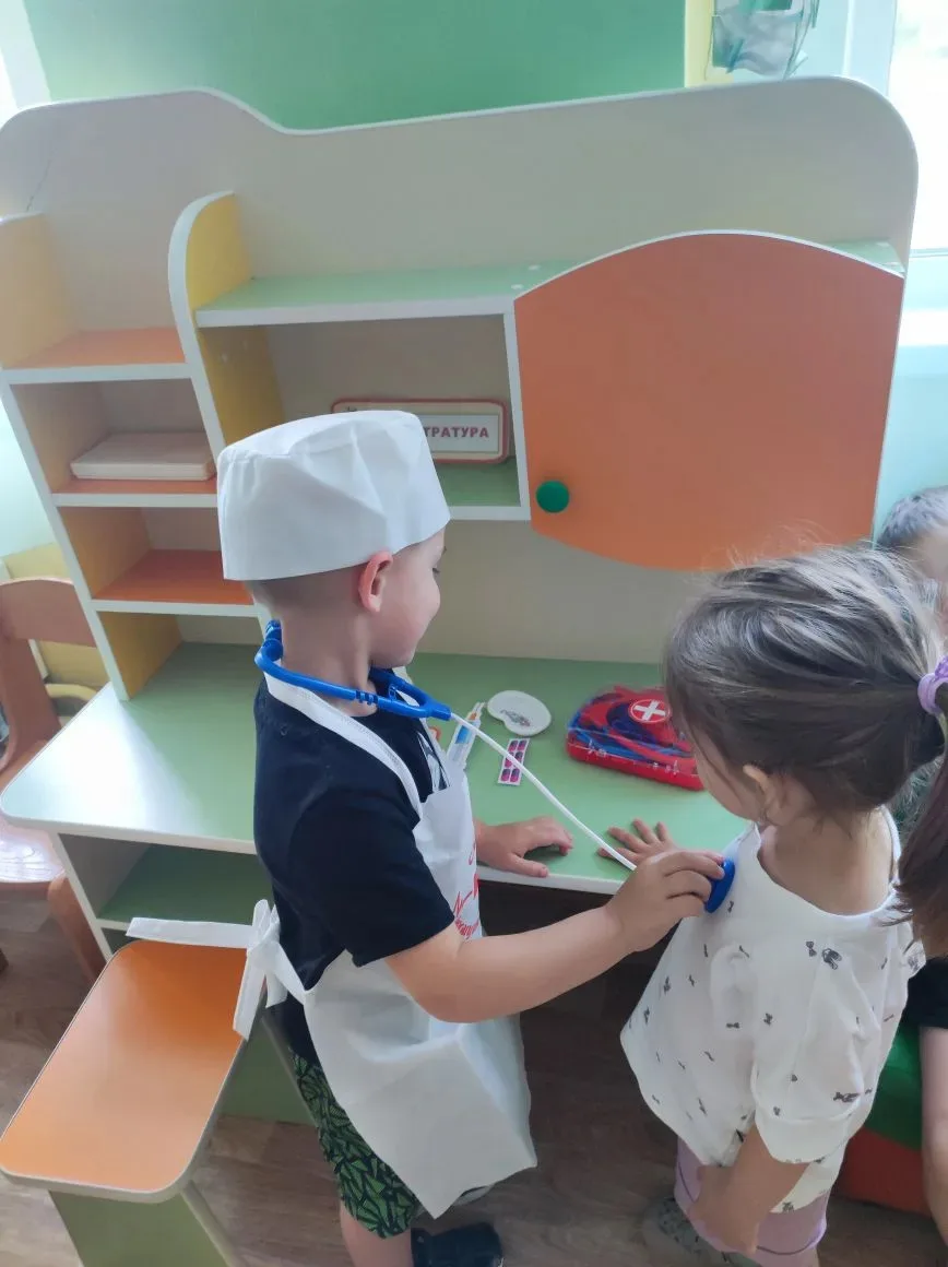 🏥 Наши малыши сегодня — настоящие врачи! Игра в доктора — это не только весело, но и очень полезно 