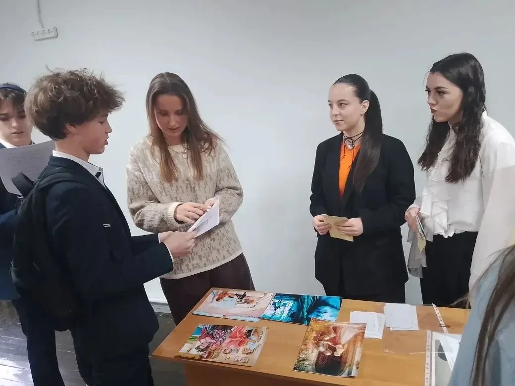 Открываем фестиваль наук! 🧬  Сегодня в нашей школе прошёл День английского языка, который открыл Фес