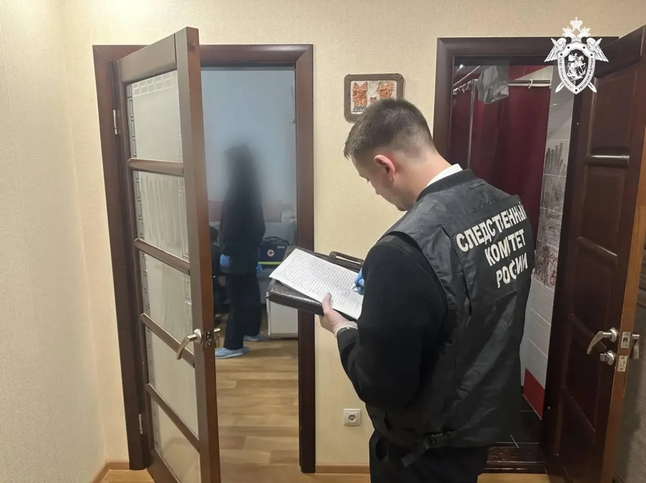 15-летний школьник задушил сверстницу проводом от зарядки во время ссоры.