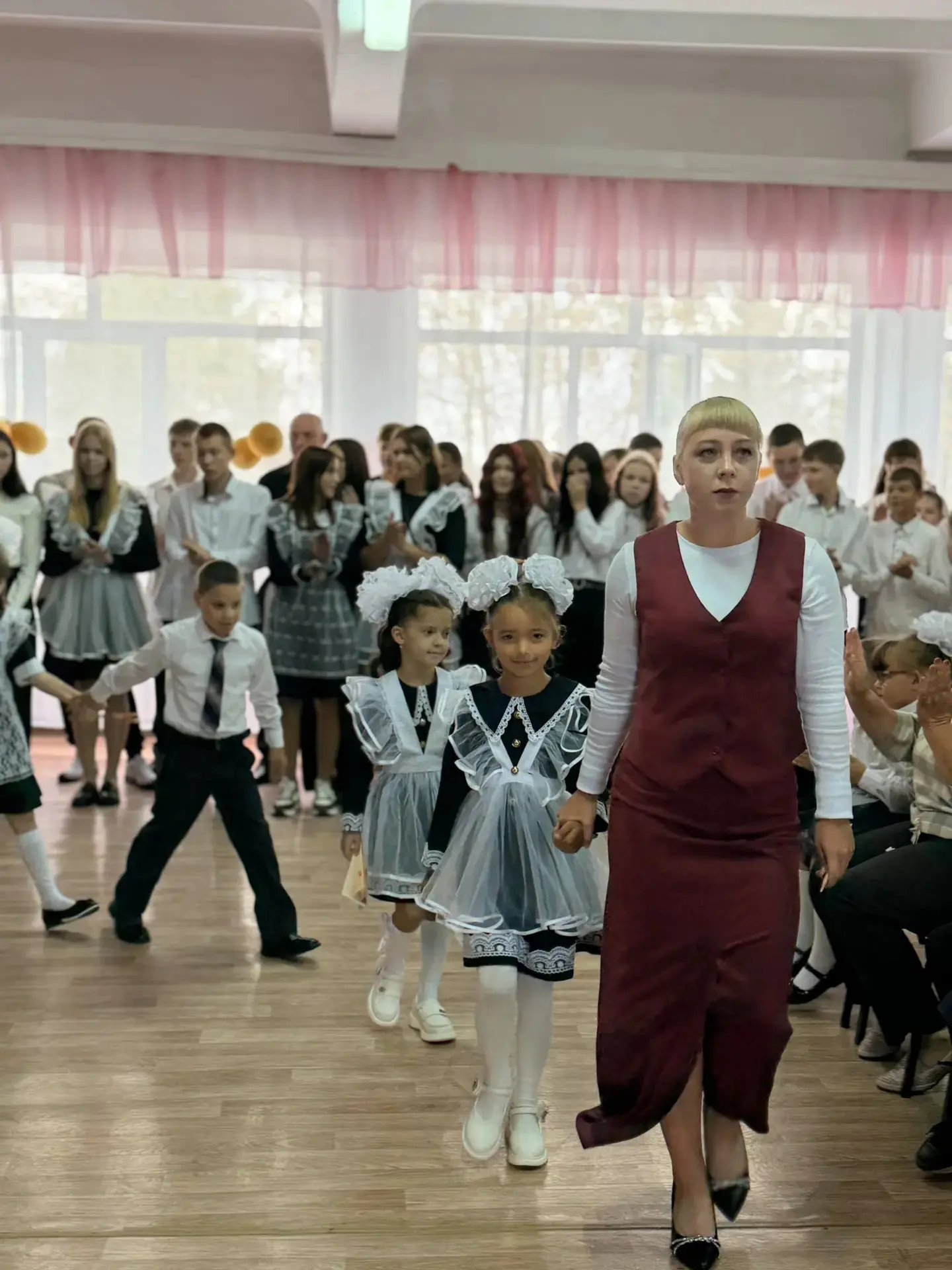 С Днем знаний! В нашей школе прозвенел первый звонок! 🔔✨