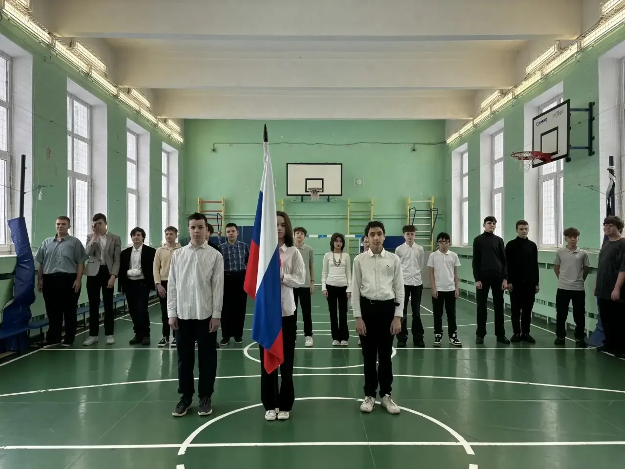 Доброе утро, друзья!  🇷🇺 Сегодняшний понедельник традиционно начался с торжественной церемонии подня