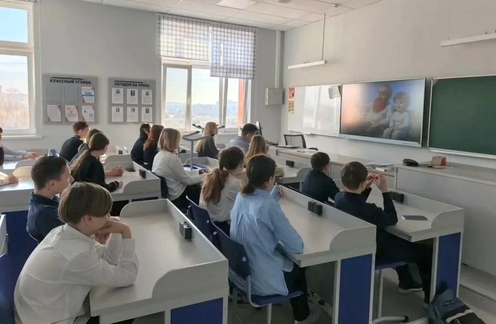 🇷🇺 ТРАДИЦИОННАЯ ЛИНЕЙКА | РАЗГОВОРЫ О ВАЖНОМ 🇷🇺  Учебная неделя началась с торжественной церемонии в