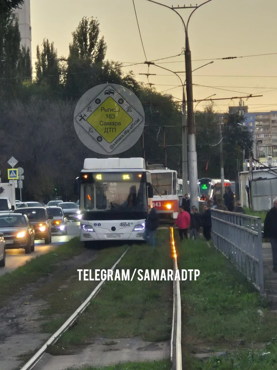 Ул. Ташкентская,  район рынка 15 мкр. Стоят все трамваи из города