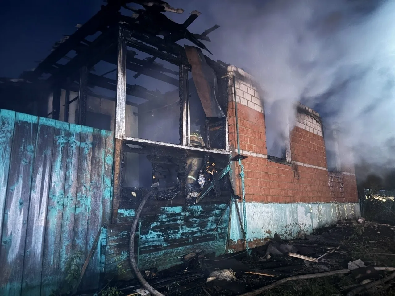 Ночью в Макарово сгорел дом.🔥

До утра вторника тушили пожар жилого дома в деревне Макарово огнебор