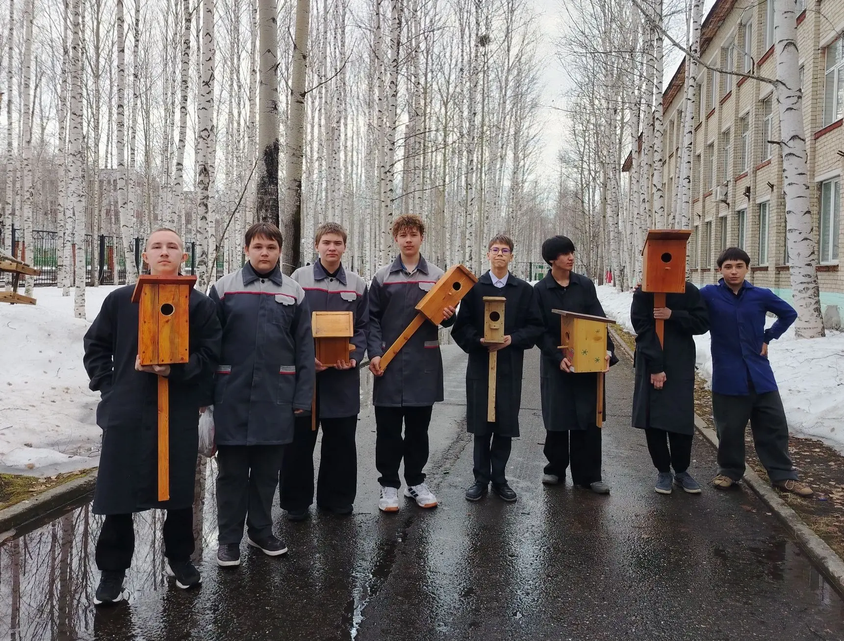 Встречаем перелетных птиц 🐦🐤  🙋‍♂️🙋‍♂️ Сегодня на нашем школьном дворе большое оживление. Ученики  8
