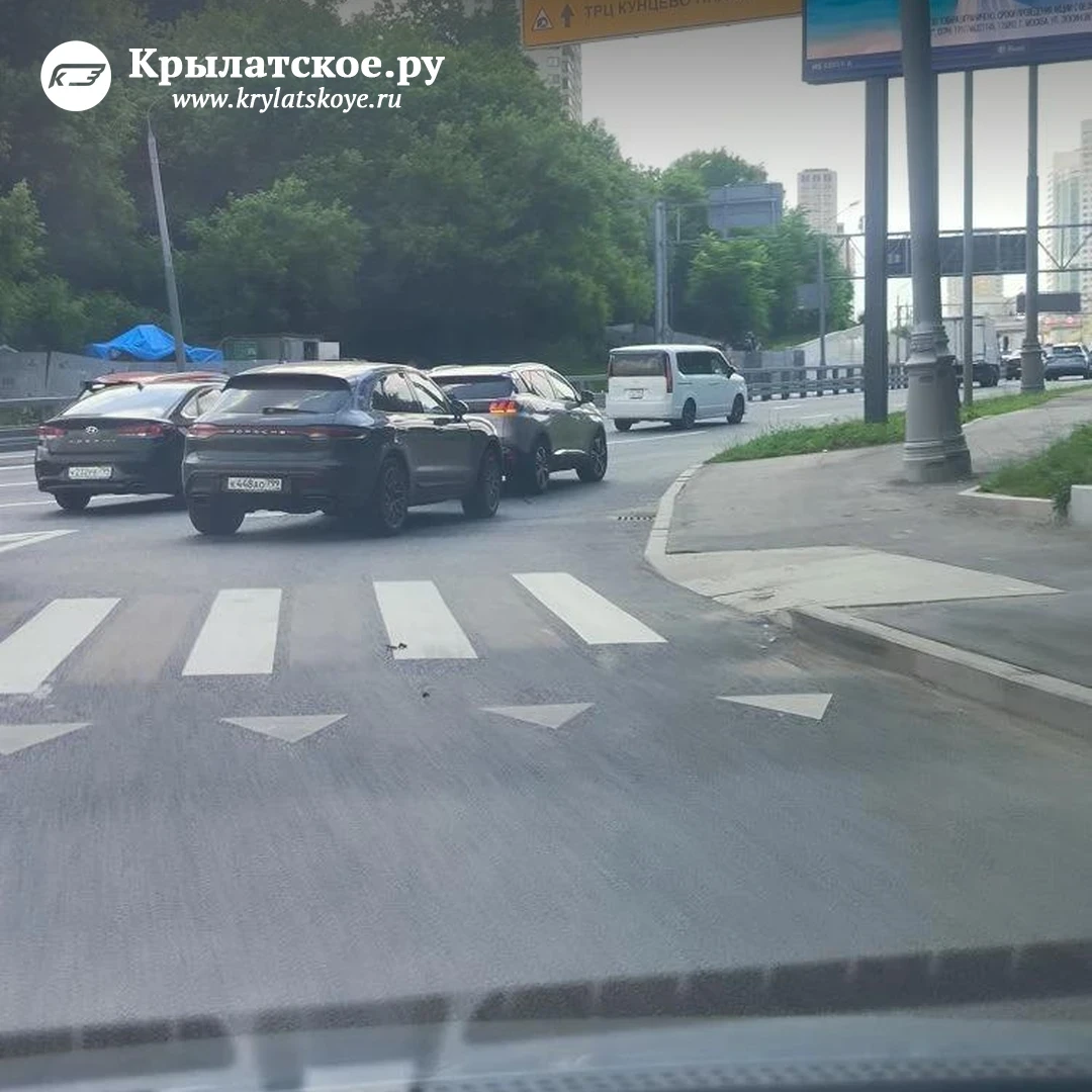 ⛔ Снова авария на Крылатской улице при повороте в сторону Молодежной

Только 9 июня здесь не поделил