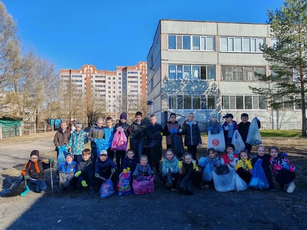 ШКОЛЬНЫЕ СУББОТНИКИ  — в самом разгаре 🧹  Уборка превращается в настоящее командное приключение с об