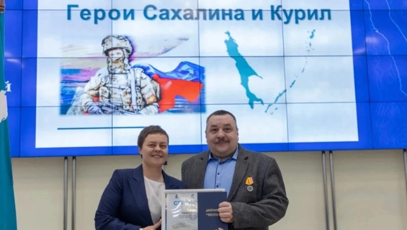 Строитель, ветеран, творец: история Юрия Даценко

🪖 Юрий Даценко переехал на Сахалин в 2014 году, у