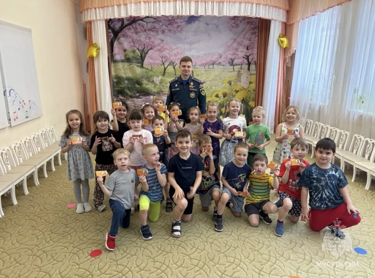 🚒 Сотрудники МЧС России провели «уроки безопасности» для школьников Балашихи  Каникулы - время радос