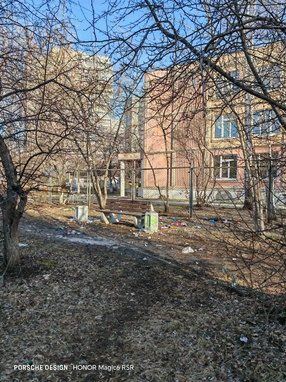 Напротив домов 16,18 по б-ру Сергея Есенина, возле детского сада, творится невообразимо...