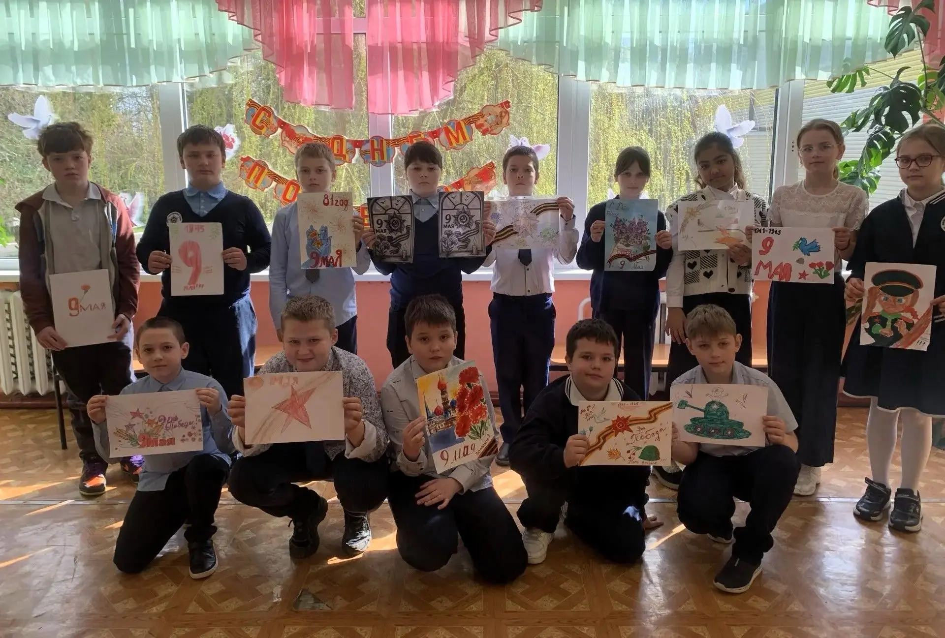 В этот солнечный понедельник, 4 мая 2026 года, Михневская средняя школа начала учебный день с торжес