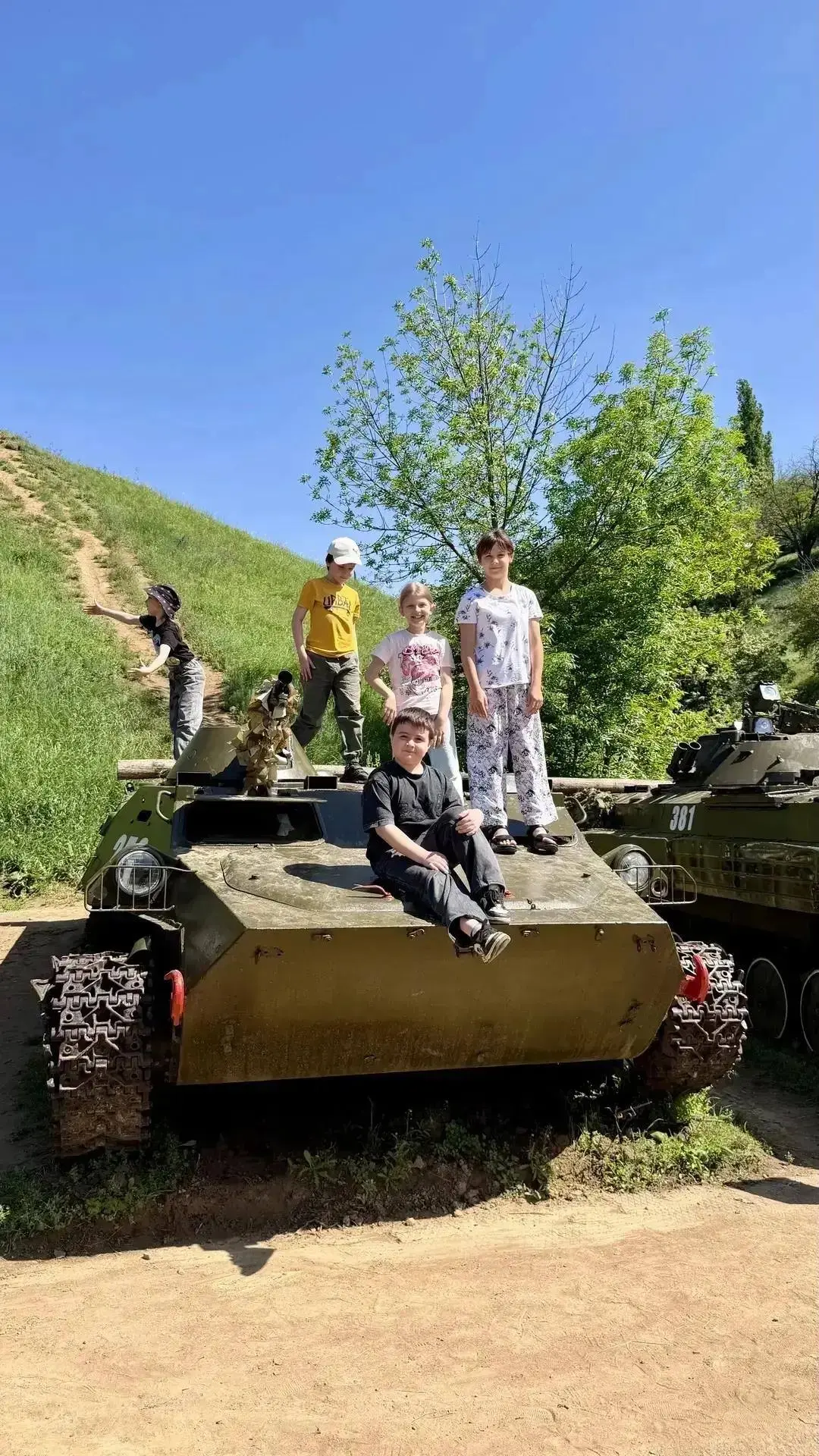Открываем мир вокруг   В мае ученики 2 «Б» и 2 «В» классов вместе с классными руководителями Сысоенк