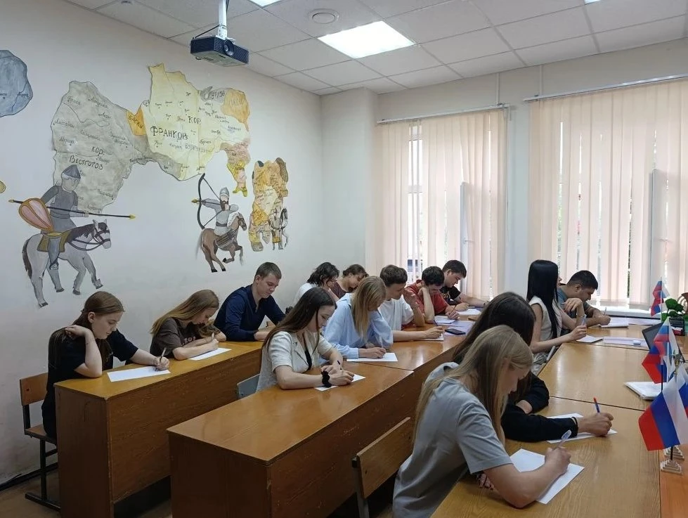 «Письмо солдату»🪖
В преддверии Дня России студенты колледжа написали письма-поздравления для военно