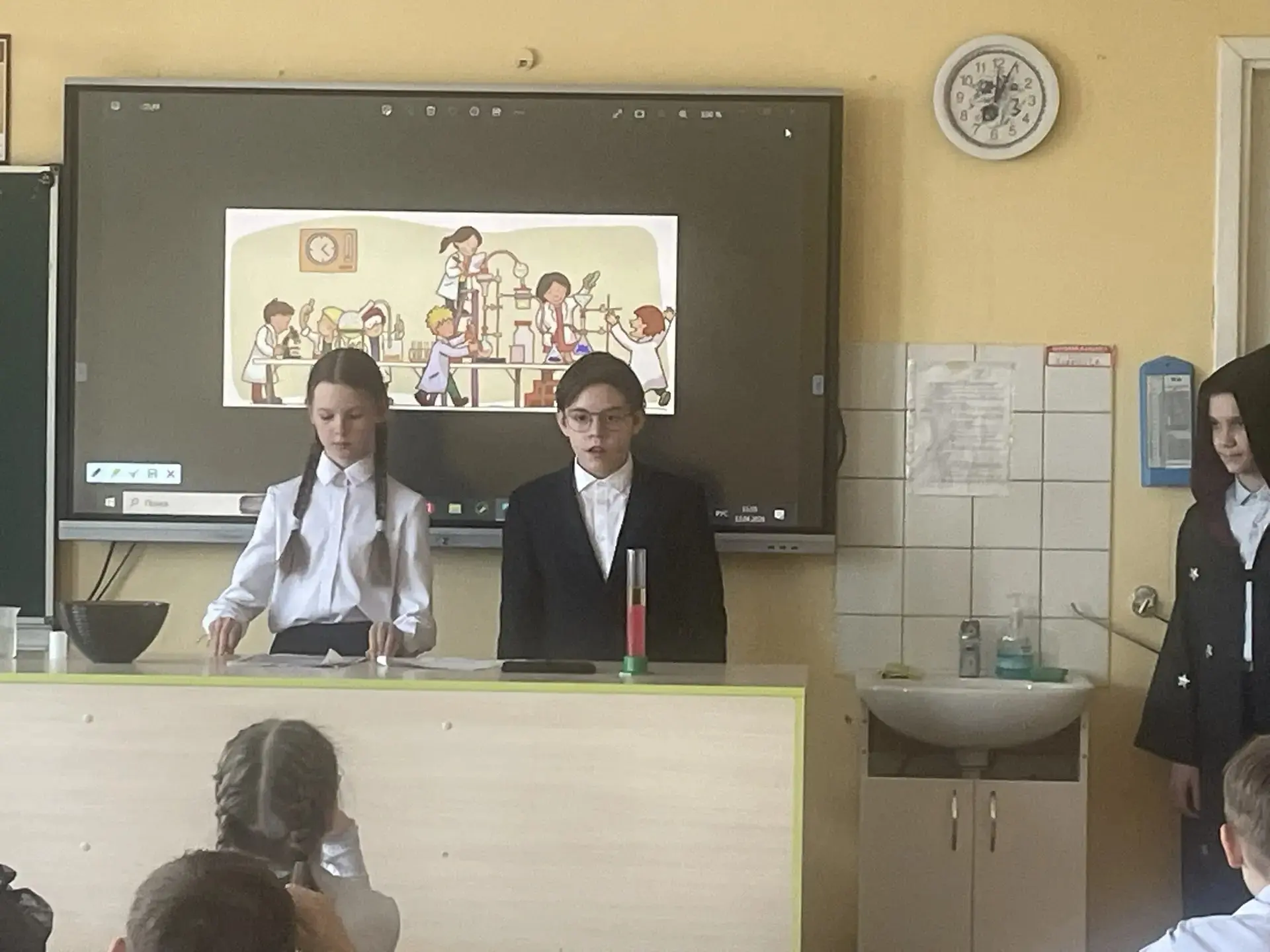 🧪 Физическое шоу — успех на все 100 %! 🧪  5 «Л» класс устроил крутые научные эксперименты для ребят 
