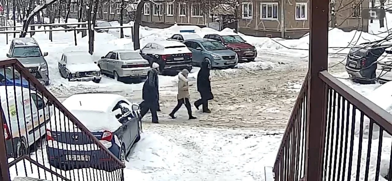 От подписчика:  "09.02.26 в 15.10 ударили машину во дворе и скрылись с места дтп, прошу выйти на свя