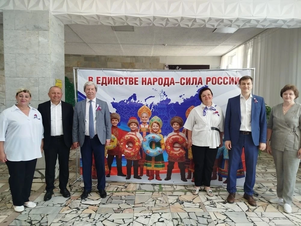 В рамках празднования Дня России Махалинскую сельскую библиотеку посетили официальные лица.
Среди ви
