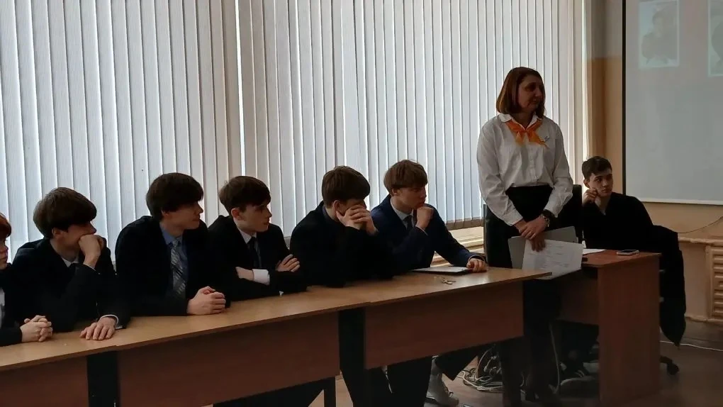 «Мы рисуем мир»: как первоклашки тронули сердце мамы героя 🕯🎨  11 марта в школе №8 случился разговор