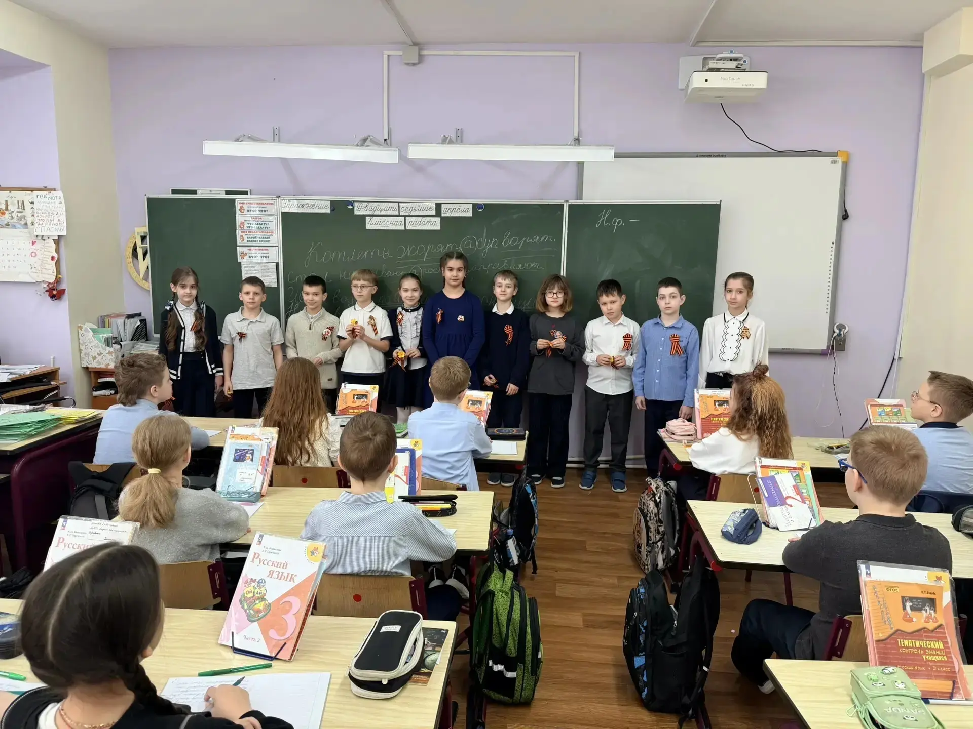 В преддверии Дня Победы обучающиеся 3 «Б» и 3 «Г» классов присоединились к акции «Георгиевская ленто