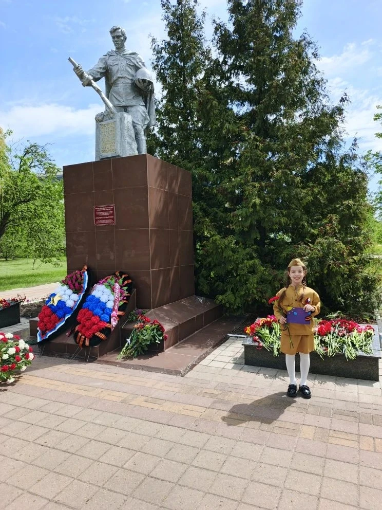 В этот особенный день наши ученики отдали дань памяти героям – возложили цветы к памятникам.  В глаз
